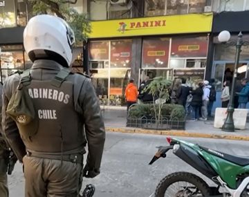 Argentinos hacen cola en la tienda Panini de Chile.