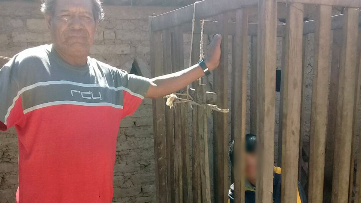 Tienen encerrado a su hijo en una jaula desde hace 4 años por miedo a ...