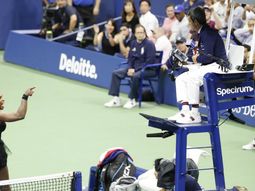 Serena Williams explotó contra el umpire por un apercibimiento injusto
