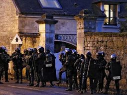 los sospechosos del atentado resisten a los tiros en paris: estan cercados los sospechosos del atentado resisten a los tiros en paris: estan cercados