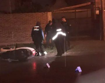 Villa Gobernador Gálvez: encuentran muerto a un joven junto a una moto