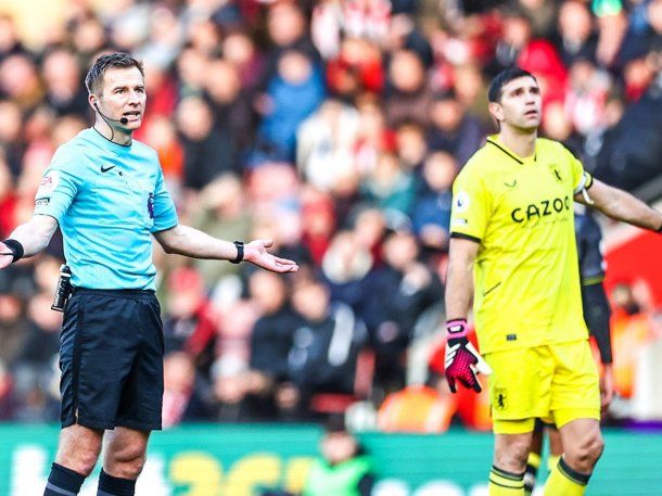 Video: un drone interrumpió el partido del Aston Villa del Dibu Martínez