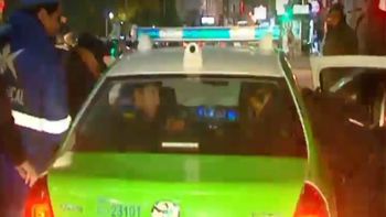 Así se subieron al patrullero y comenzaron a agredir al oficial Así se subieron al patrullero y comenzaron a agredir al oficial