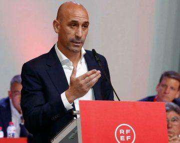 Luis Rubiales renunció a la presidencia de la Federación Española