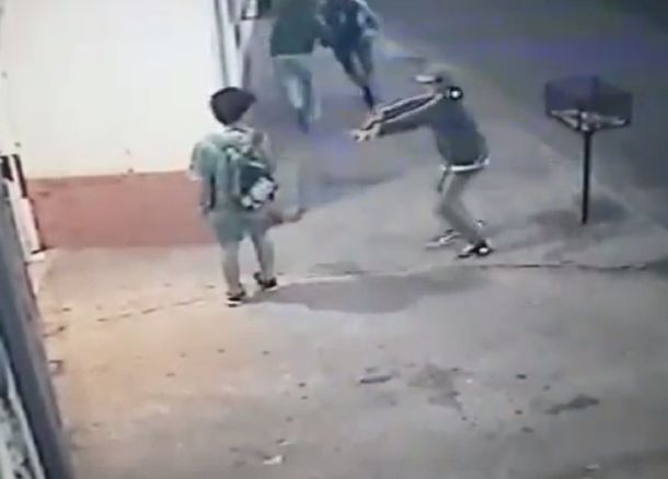 VIDEO: Se bajó de una bicicleta y asaltó a tres niños en plena vereda