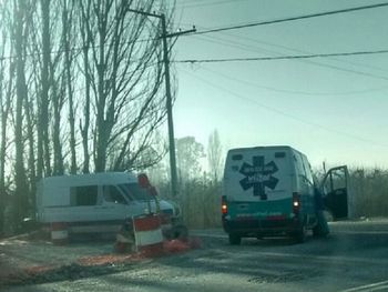 Una mujer se tiró semidesnuda de una camioneta en movimiento - Crédito: lmneuquen.com