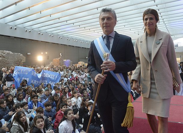 El presidente y la primera dama durante un acto por el 25 de Mayo