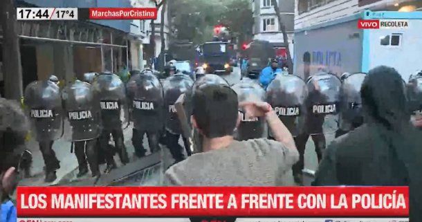 VIDEO | Todos con Cristina: así derribaron las vallas los manifestantes