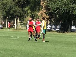 El saludo de Verón con los jugadores de Aldosivi al final del amistoso El saludo de Verón con los jugadores de Aldosivi al final del amistoso