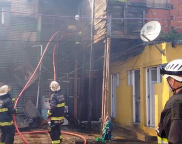 Voraz incendio destruye un comedor infantil en La Boca