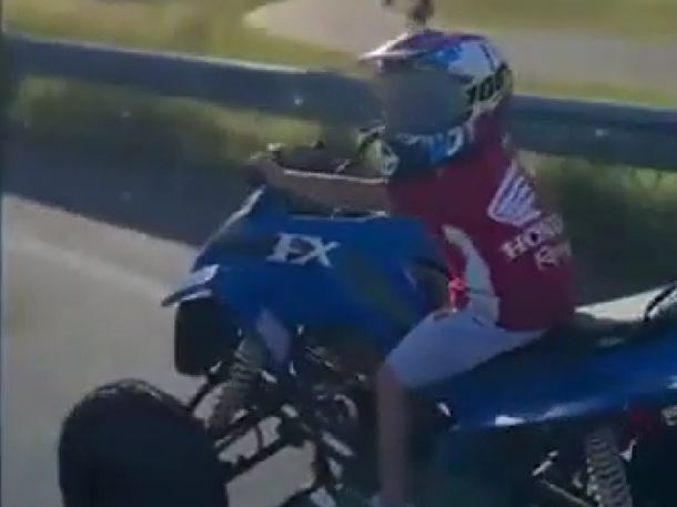 Hizo que su hijo de 5 años manejara un cuatriciclo solo, lo filmó y subió el video a redes sociales