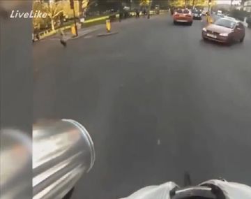 Grabó con una GoPro el choque entre su bici y un auto a toda velocidad