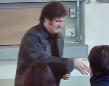 Elecciones porteñas: una autoridad de mesa le negó el saludo a Javier Milei