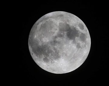 Desde el Planetario de Buenos Aires indicaron que este lunes no será una luna gigante en el cielo.