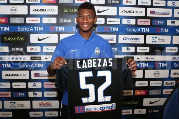 Bryan Cabezas al ser presentado en Atalanta