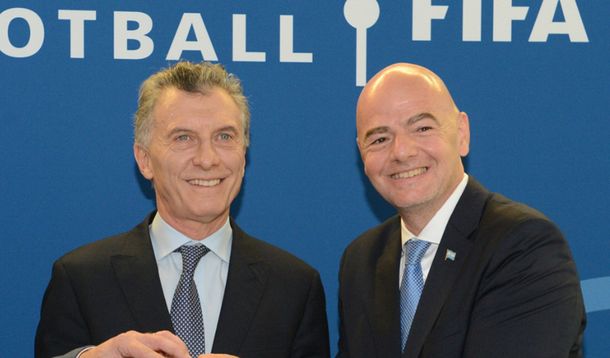 Macri junto a Infantino en la FIFA