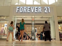 Forever 21 se declaró en bancarrota y cierra 350 locales en todo el mundo