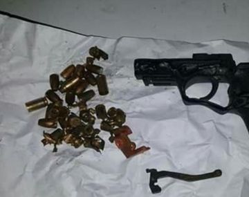 Guardó el arma en el horno