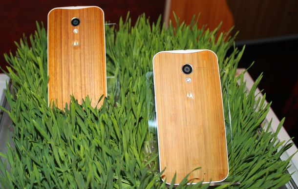Motorola pondrá la venta dos celulares con terminaciones en madera