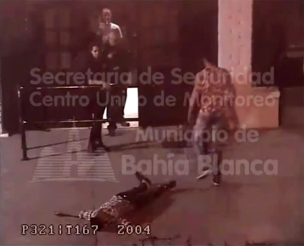 VIDEO: Un hombre golpeó a otro a la salida de un boliche y lo desmayó