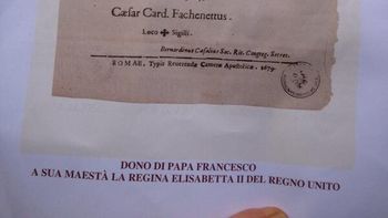 estos son los objetos que francisco le regalo a la reina isabel ii de inglaterra estos son los objetos que francisco le regalo a la reina isabel ii de inglaterra