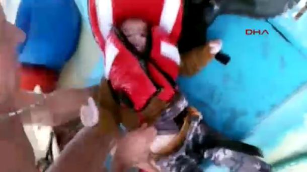 VIDEO: Pescadores rescataron a un niño refugiado de un naufragio en el Egeo