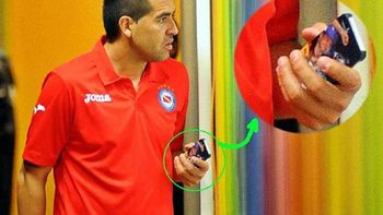 el amor no se rompe: el celular bostero de riquelme el amor no se rompe: el celular bostero de riquelme