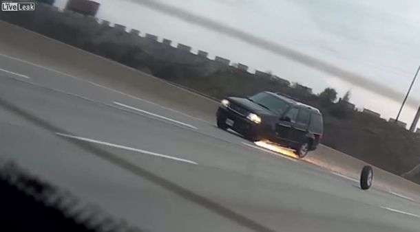 Pierde la rueda en medio de la autopista