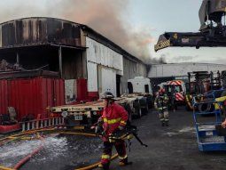 susto en la boca por un incendio: masivo operativo de bomberos en un deposito susto en la boca por un incendio: masivo operativo de bomberos en un deposito