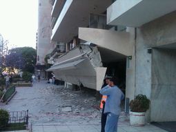Espectacular caída de un balcón en pleno Palermo
