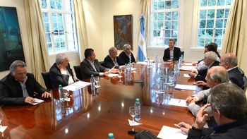 el gobierno elevara a $3 mil el seguro por desempleo y subira un 30% el salario minimo