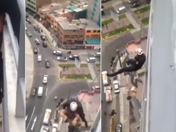 VIDEO: Se soltó y cayó desde un piso 15 cuando intentaban rescatarlo
