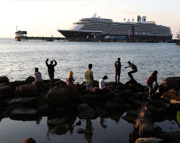 Coronavirus: un crucero rechazado por 5 países finalmente desembarcó en Camboya con 5 argentinos a bordo