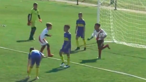 River le hizo un gol sacando del medio a Boca en inferiores y los hinchas lo hicieron viral