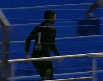 Escándalo en Uruguay: un arquero fue expulsado y terminó a las piñas en la tribuna