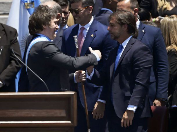 Javier Milei y Luis Lacalle Pou durante la asunción del presidente libertario.