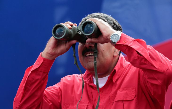 Nicolás Maduro observando con largavistas la marcha de los chavistas