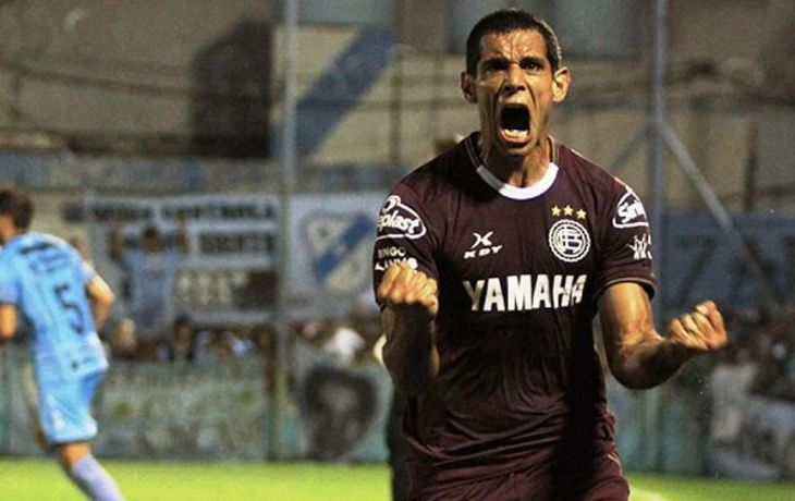 Sand marcó de penal el tercer gol de Lanús ante Temperley