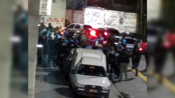 Barras de Racing se enfrentaron a tiros en un club por una interna