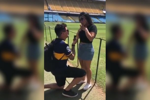 VIDEO: Un fanático brasileño le propuso casamiento a su novia en La Bombonera