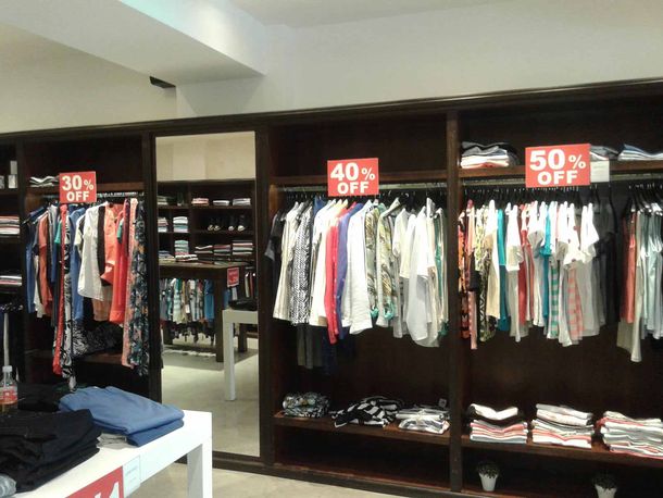 Casas de ropa y zapaterías deberán ofrecer talles reales en Córdoba