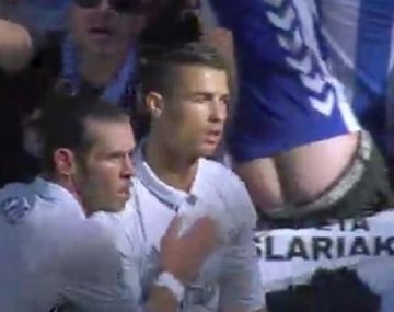 Los dos hinchas y su escatológico gesto para el crack