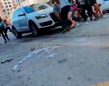 VIDEO: Un hombre atropelló a jóvenes que festejaban su UPD en Mar del Plata