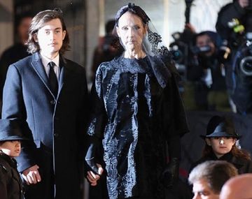 En el funeral de su marido
