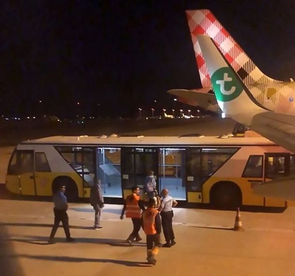 El hombre fue escoltado fuera del avión por el personal médico y trasladado en un micro del aeropuerto.