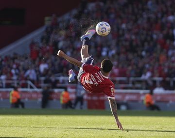 De chilena y para el delirio: el golazo de Montiel para abrir el marcador en Avellaneda