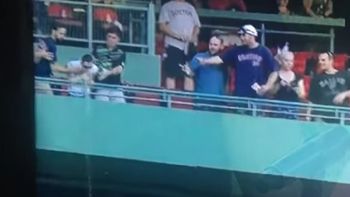 ¡que punteria! durante un partido de beisbol, vomito de una tribuna hacia otra ¡que punteria! durante un partido de beisbol, vomito de una tribuna hacia otra