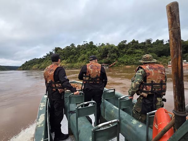 Las tareas de búsqueda son encabezadas por personal de Policía de Misiones y Prefectura Naval Argentina. Las tareas de búsqueda son encabezadas por personal de Policía de Misiones y Prefectura Naval Argentina.