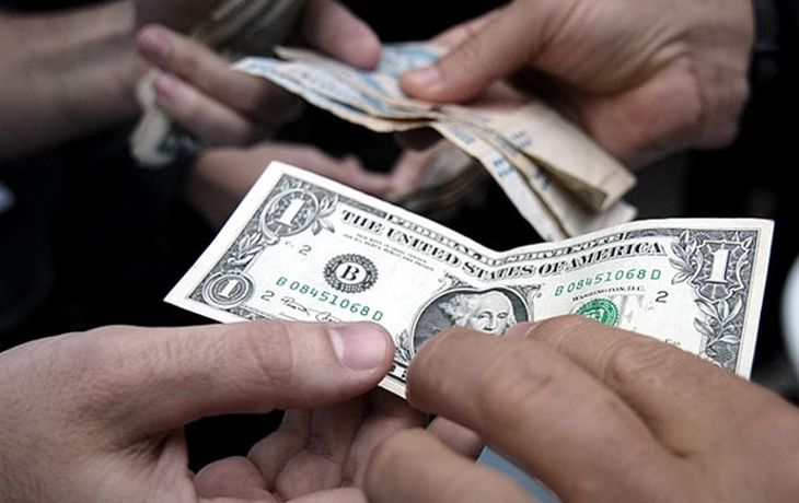 El dólar oficial cerró a $4,65 y el negro se mantiene en los $6,37