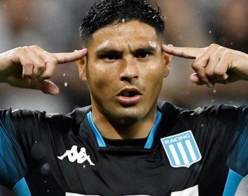 Maxi Salas con la camiseta de Racing.